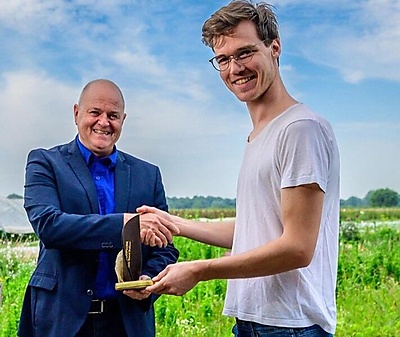 Ivar van Dorst krijgt Agrifoodpluim voor biologische strokenteelt